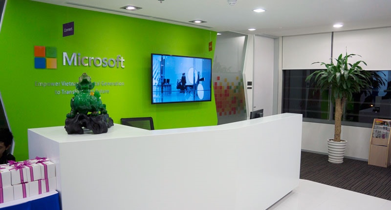 Khu vực lễ tân của trụ sở công ty tại TP. HCM được trang trí ấn tượng với 4 màu trên logo của Mocrosoft