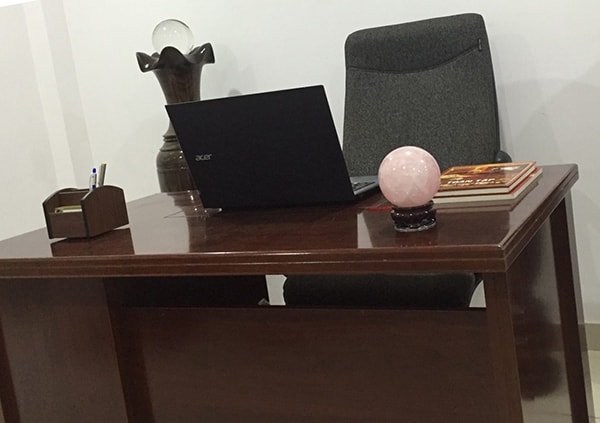 Trang trí bàn làm việc công sở đơn giản chỉ với quả cầu phong thủy