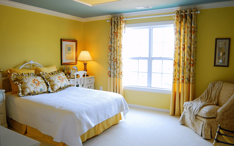 Phòng ngủ sơn vàng phù hợp với người mệnh Thổ