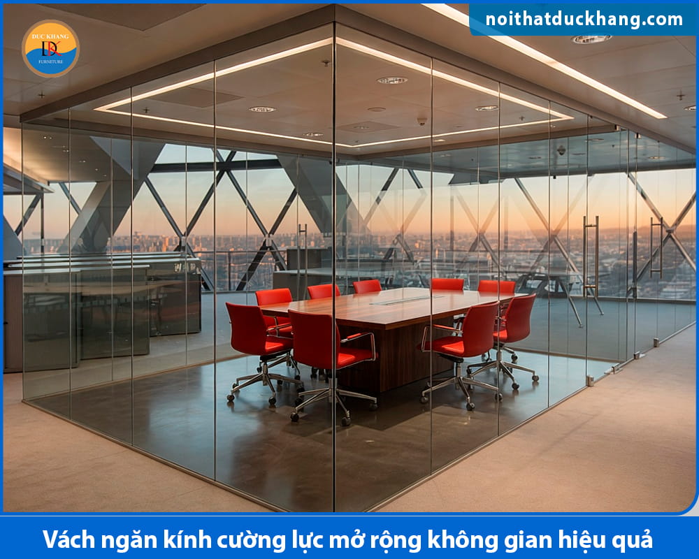 Vách ngăn kính cường lực mở rộng không gian hiệu quả