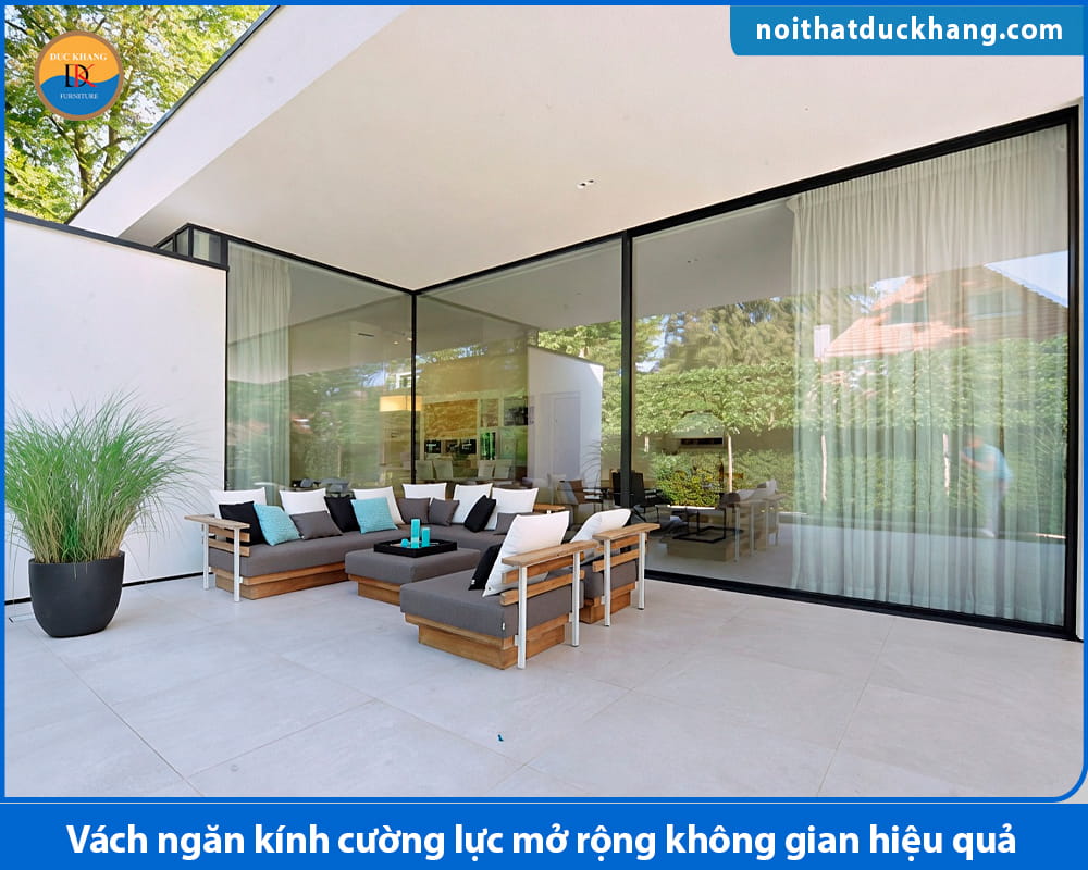 Vách ngăn kính cường lực mở rộng không gian hiệu quả